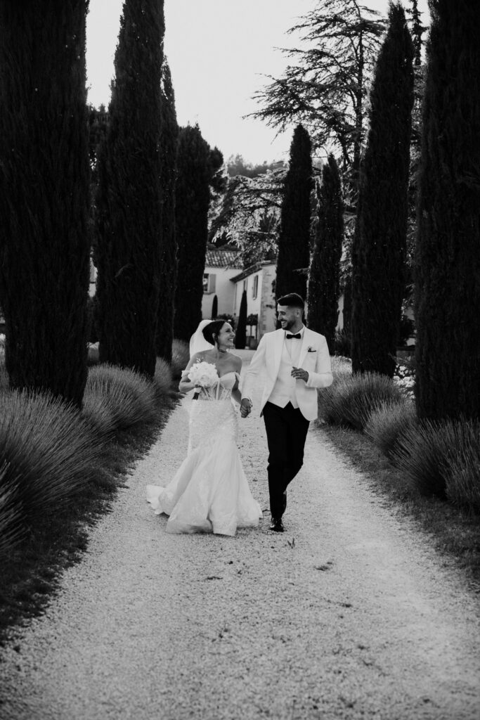 mariage en provence dans les alpilles au milieu des lavandes, oliviers et cyprès