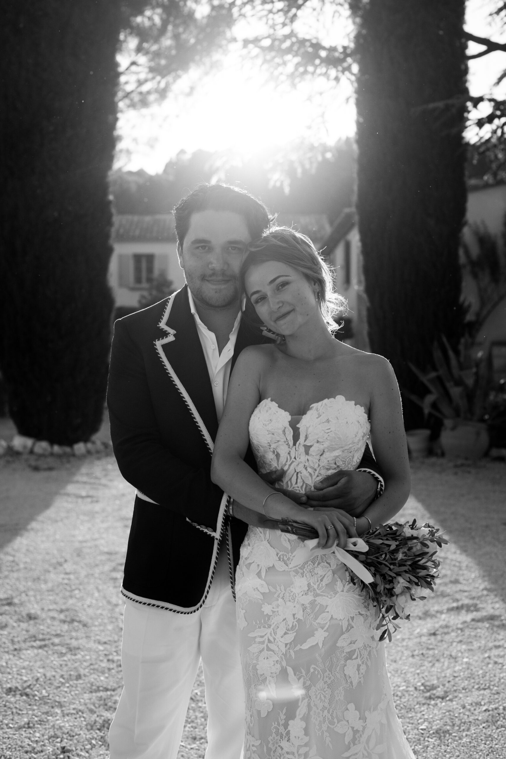 photo de couple en noir et blanc, au couché du soleil, au mas des costes à Orgon dans les Alpilles, en Provence