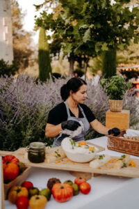 atelier culinaire pendant le cocktail du mariage, l'atelier provençal avec tomates anciennes, mozzarella et basilic. Traiteur Maison Nans