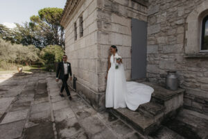 first touch des mariés, ils sont chacun d'un côté du la bâtisse du domaine de Beauvoir