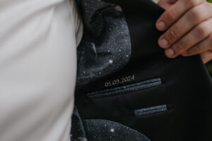 broderie de la date du mariage à l'intérieur de la veste de costume du marié