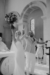 les mariés pendant la cérémonie religieuse dans l'église Saint Laurent à Eygalières