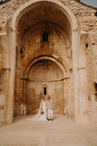 photo de couple à la chapelle Saint Véran à Orgon en Provence