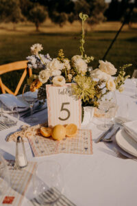 décoration du centre de table du mariage, carterie, citron, fleurs pivoine, rose rononcule, hortensia, lisianthus, oiellet. Style méditérannéen dans le jardin du mas des costes à Orgon