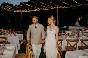 découverte par les mariés de l'espace de réception mise en place par Roxane Dinahet Wedding planner et coordinatrice au mas des costes à orgon