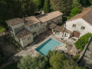 vue aérienne du domaine de Beauvoir à Beaucaire en Provence avec piscine