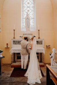 recueil des mariés devant la vierge Marie lors de la cérémonie religieuse dans l'église Saint Laurent à Eyguilles