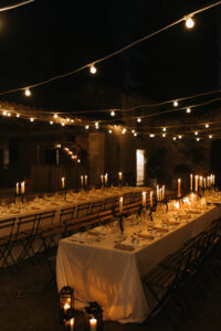 décoration des tables de nuit au domaine de Beauvoir, avec des guinguettes, des bougies et des bouteilles de vins vides