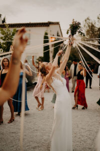 lancer du bouquet de la mariée avec le jeu des rubans dans la cour du mas des costes à orgon