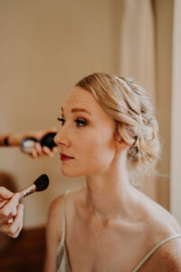 mise en beauté de la mariée par la maquilleuse professionnelle Charlotte Arquier