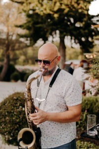 saxophoniste Nick Studer qui joue du sax pendant le cocktail du mariage