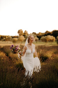 mariée dans le champ de lavande et d'olivier au mas des costes à Orgon dans les Alpilles en Provence