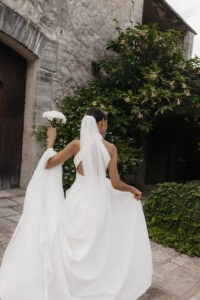 la mariée de dos dans les jardin du domaine de Beauvoir