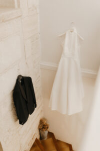 robe de la mariée et le costume du marié suspendu dans les escalier du domaine de Beauvoir