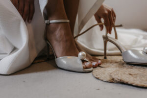la mariée se met sa paire de talon Jimmy Choo Sacora