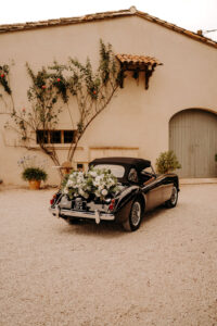 voiture des mariés de couleur noir, voiture de collection MG